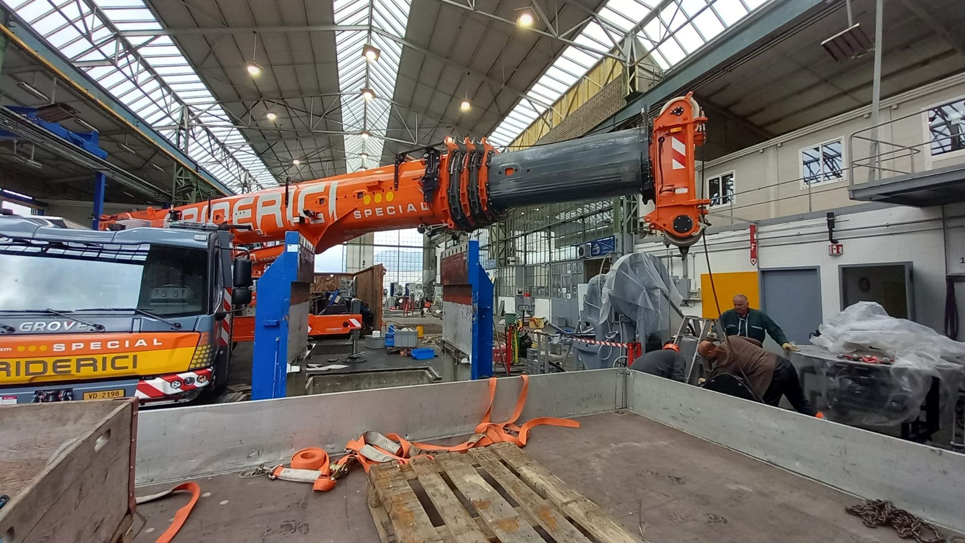 Krantechnik in der Produktionshalle – ProMontagen AG
