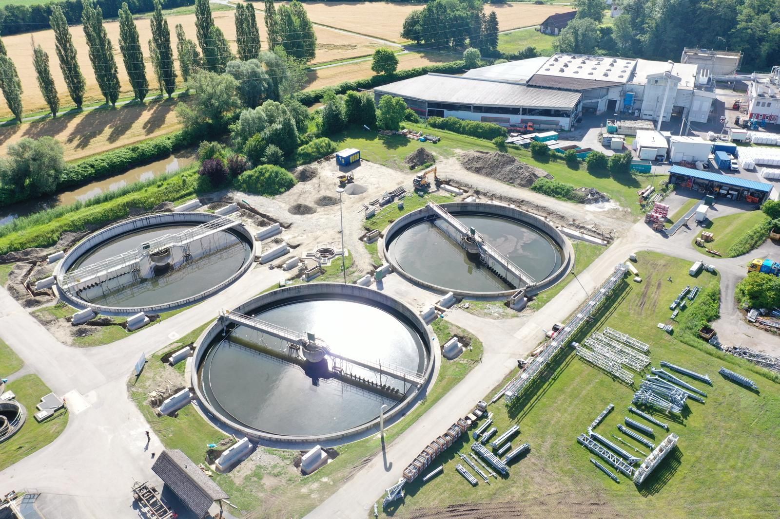 Luftaufnahme Kläranlage mit Rohrbrücke – ProMontagen AG